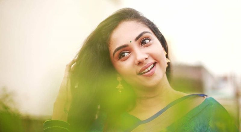 கூந்தலை அழகாக வருடும் ஸ்ம்ருதி வெங்கட் 