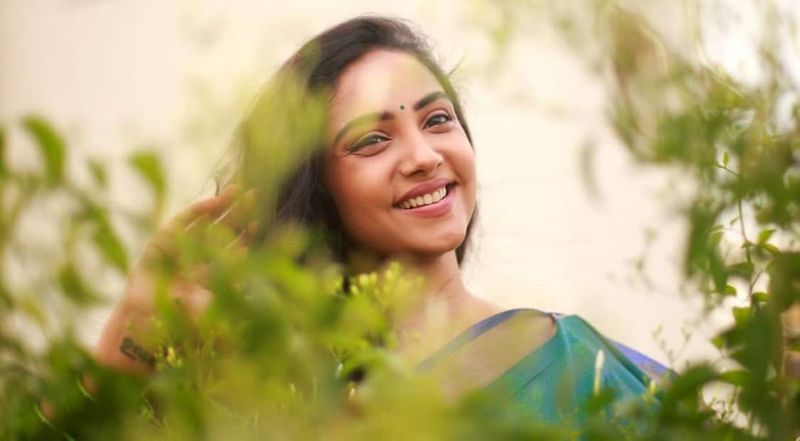 பூக்களுக்குள் ஒளிந்து இருக்கும் ரகசியம் என்ன ? 