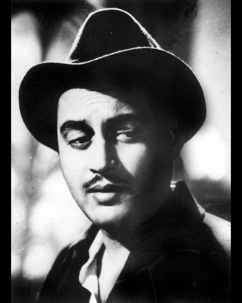 সালটা ১৯৫০। সেইসময়কার বিখ্যাত গায়িকা গীতা রায়চৌধুরীর প্রেমে পড়েন গুরু দত্ত। তার প্রথম ছবি 'বাজি'র নেপথ্য গায়িকা ছিলেন গীতা। সেখান থেকে প্রেমের শুরু। প্রেম থেকেই পরিবারের অমতে ১৯৫৩ সালের ২৬ মে বিয়েও সেরেছিলেন গীতা ও গুরু।