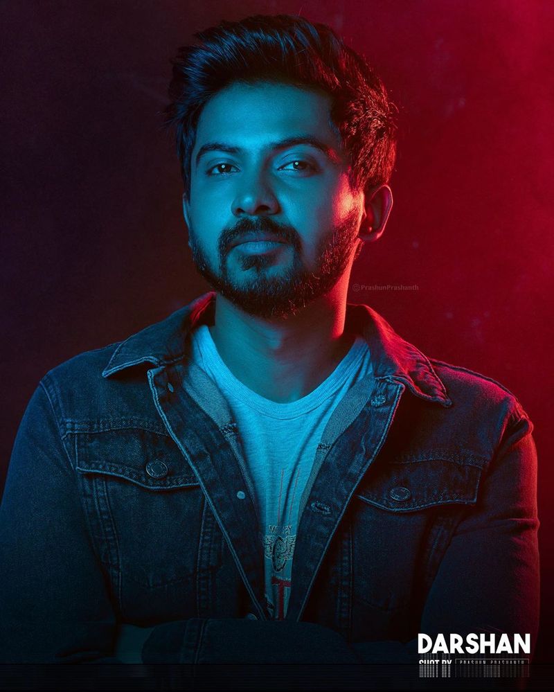 வெரைட்டி வெரைட்டியாக போஸ் கொடுக்கும் தர்ஷன் 