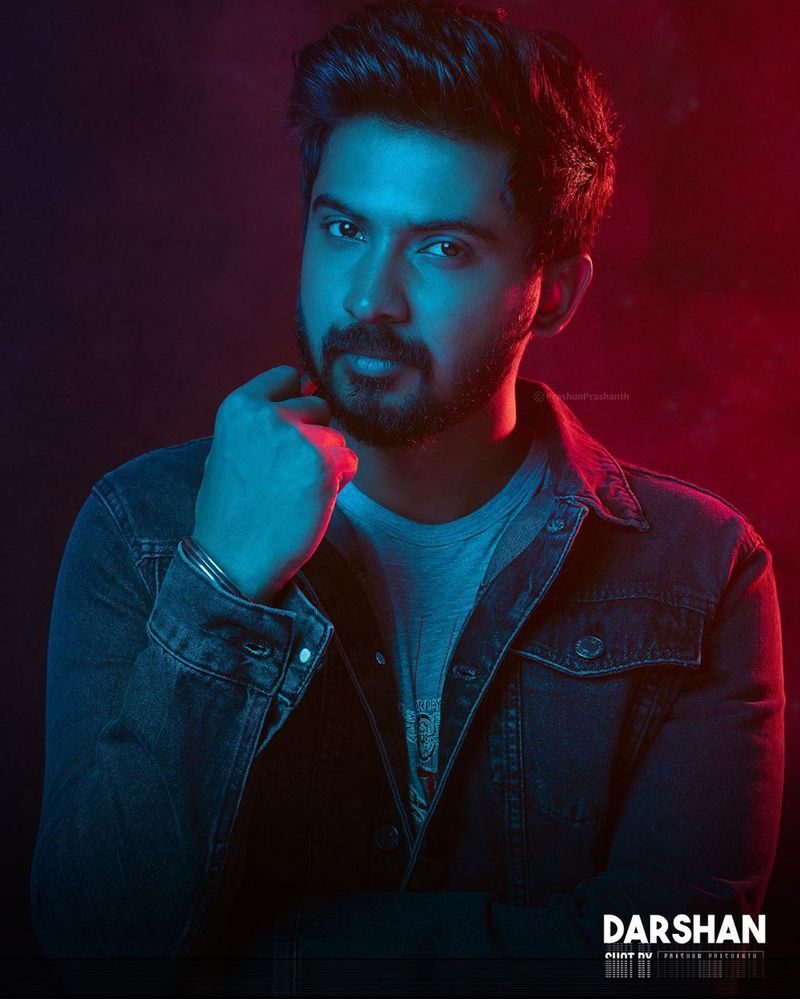 கலர் கலராய் லைட்டிங் வைத்து போஸ் கொடுக்கும் தர்ஷன் 