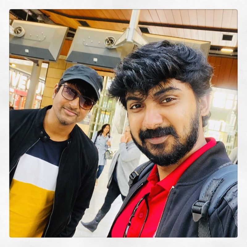 தன்னை சினிமா துறைக்கு அறிமுகம் செய்தவருடன் எடுத்து கொண்ட செலஃயி 