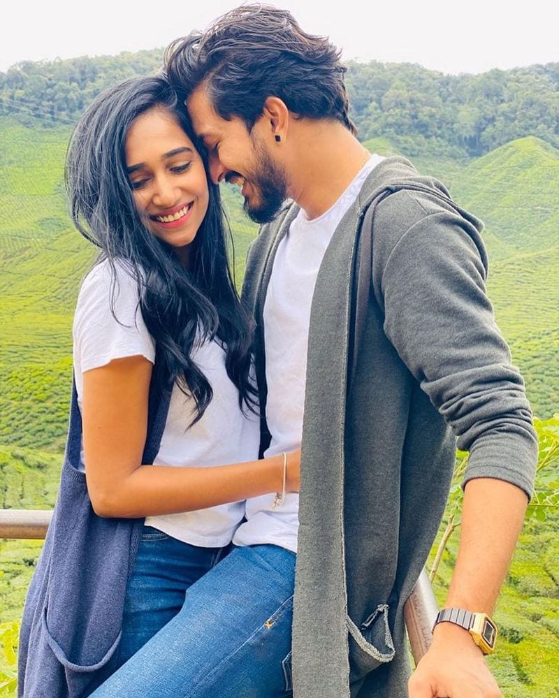 பிக்பாஸ் வீட்டில் அபிராமி, முகேனுடன் நெருங்கிப் பழகிய போது, எனக்கு வெளியில் ஒரு காதலி இருக்கிறார் என்று சொன்னாரே தவிர, அபிராமி அப்போதும் நெருங்கிப் பழகிய போது அதை தவிர்த்து செல்லவில்லை.