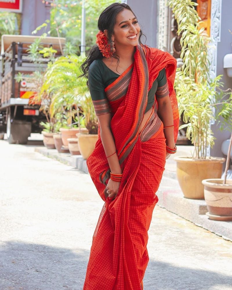 இதையடுத்து தன்னையும் மாநிறம் எனக்கூறி பலரும் தரக்குறைவாகவும் கீழ்தரமாகவும் நடத்தியதாக யாஸ்மின் பதிவிட்டுள்ளார். 