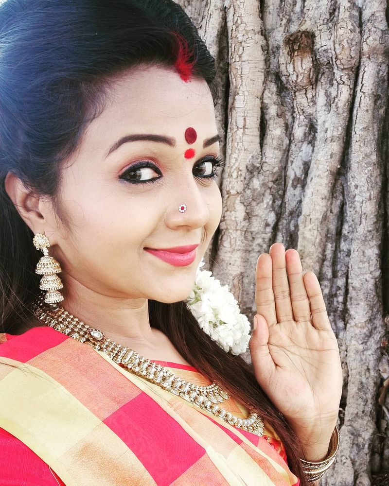 அம்மன் தாய் போல் போஸ் கொடுக்கும் கீர்த்தி 