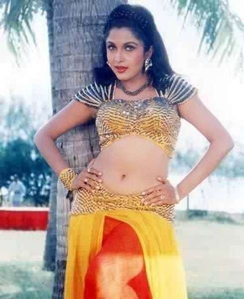  நரசிம்மா படத்தில் ஒரு குத்து பாட்டுக்கு கவர்ச்சியாக ஆடிய நடிகை ரம்யா கிருஷ்ணன், கே.எஸ். ரவிக்குமார் இயக்கத்தில் கமல்ஹாசன், சிம்ரன், தேவயானி நடித்த பஞ்சதந்திரம் படத்திலும் வைராஜா வை... உன் வலது கையை வை பாடலுக்கு கிளாமரில் பட்டையைக் கிளப்பியிருப்பார். 