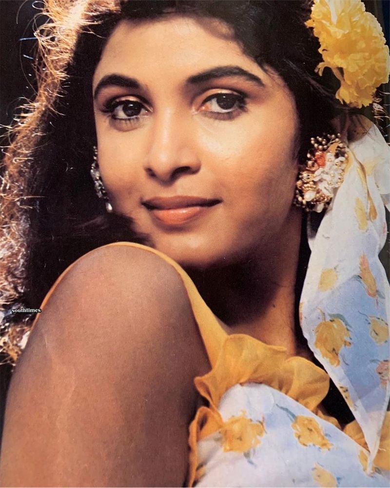 14 வயசில் “வெள்ளை மனசு” என்ற படம் மூலம் ஓய்.ஜி.மகேந்திரனுக்கு ஜோடியாக அறிமுகமான ரம்யா கிருஷ்ணனுக்கு தற்போது 49 வயதானாலும், அழகும், இளமையும் குறையவில்லை.
