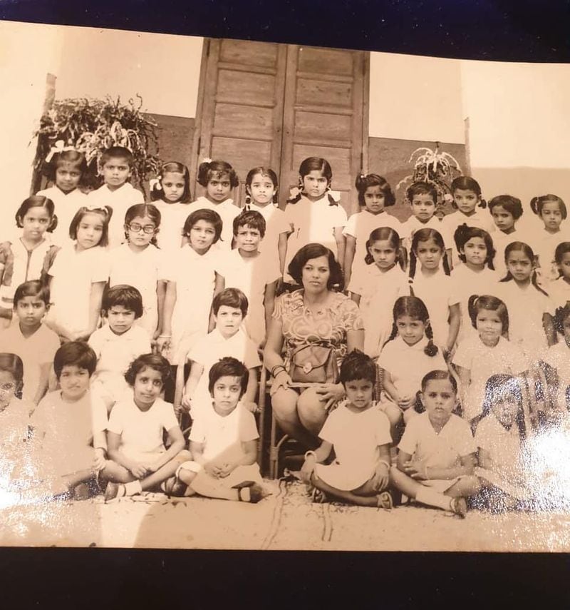 இந்த போட்டோவை பகிர்ந்த ரம்யா கிருஷ்ணன், “இதில் என்னை கண்டுபிடிங்கள் பார்க்கலாம்” என ரசிகர்களுக்கு டாஸ்க் கொடுத்திருந்தார். 