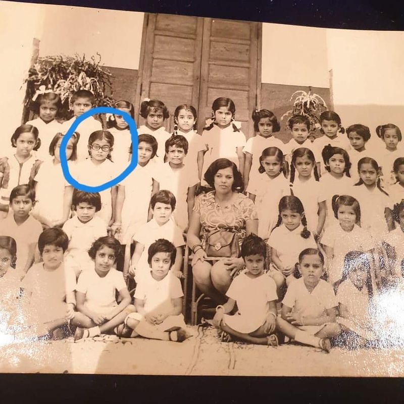 பலரும் இதுவா?, அதுவா? என யோசித்துக்கொண்டிருக்க கண்ணில் கண்ணாடியுடன் நிற்கும் இந்த குட்டி பாப்பா போட்டோவை ரசிகர் சரியாக கண்டுபிடித்திருப்பது அனைவரையும் ஆச்சர்யத்தில் ஆழ்த்தியுள்ளது. 