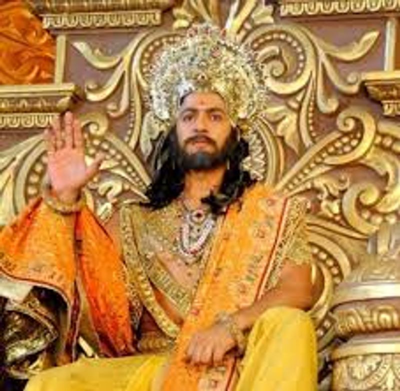 திருதாஸ்டிரா ( தாகூர் அனூப் சிங்) ஒரு நாளைக்கு 60 ஆயிரம் சம்பளமாக பெறுகிறார்.
