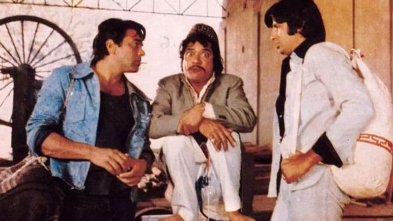 Jokingly, the director told Dharmendra if he opts for the role of Thakur then he will have to miss the chance to romance Hema Malini who was the most sought actress those days.
