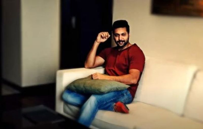 வாவ்... வீட்டில் உள்ளே வெள்ளை சோபாவில் அமர்ந்து கியூட் போஸ் 
