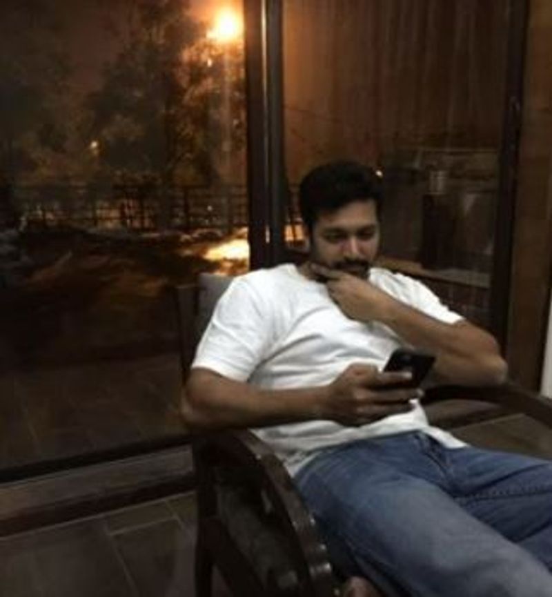 ஹாலில் அமர்த்த படி போஸ் 