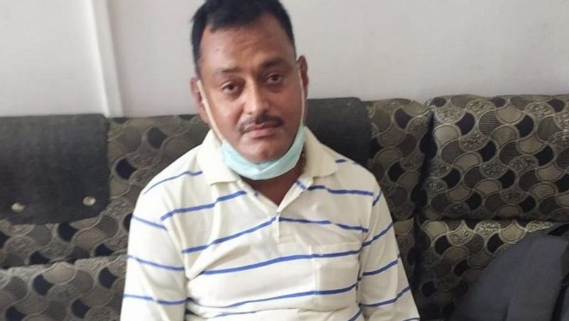  বিকাশ দুবে এনকাউন্টার
৮ পুলিশ কর্মীর হত্যাকারী বিকাশ দুবে। বেশ কয়েক দিন ধরেই পুলিশের চোখে ধুলো দিয়ে পালাচ্ছিল। তবে বিকাশকে পাকড়াও করা থেকে শুরু করে এনকাউন্টার -- প্রতিটি বিষয় নিয়ে প্রশ্নের মুখে পড়তে হয়েছে পুলিশকে। গুলি বিদ্ধ হয়ে বিকাশ দুবের মৃত্যু নিয়ে রীতিমত আসরে নেমে পড়েছে বিরোধীরা। বিকাশ দুবের এনকাউন্টারই প্রথম নয়। যা নিয়ে প্রশ্ন উঠেছিল। আমরা চোখ রাখব এই দেশের আরও পাঁচটা বিকর্তিক এনকাউন্টারে। 