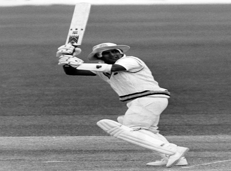 ১৯৭৬ সালের ওয়েস্ট ইন্ডিজ সফরে একটি অসাধারণ কীর্তি গড়েন গাভাস্কার। বার্বাডোজে ওয়েস্ট ইন্ডিজের বিরুদ্ধে সিরিজের প্রথম টেস্ট ম্যাচে চতুর্থ ইনিংসে ভারতকে ৪০৩ রানের লক্ষ্য দেয় ওয়েস্ট ইন্ডিজ। চতুর্থ ইনিংসে অত রান তাড়া করে সেই সময় কোনও দল জেতেনি।
