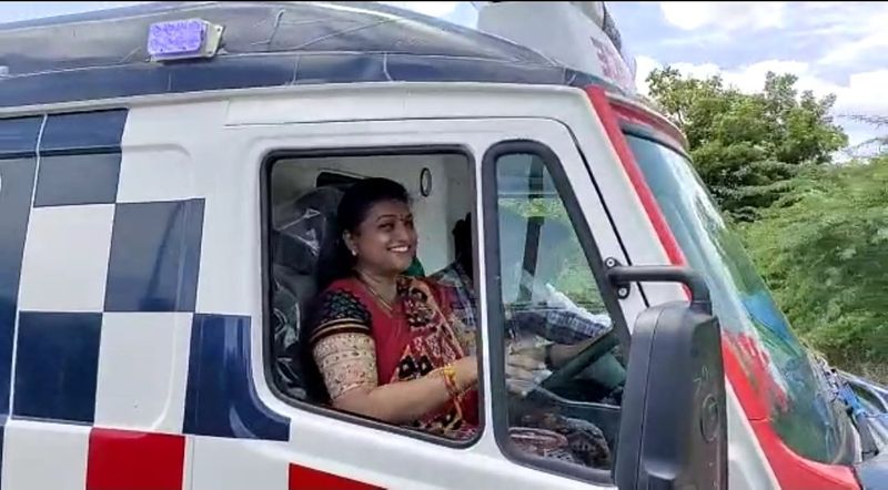 மற்றொரு விழா ஒன்றில் கலந்து கொண்ட பின், ரோஜா புதிதாக அரசு நகரி தொகுதிக்கு வழங்கியுள்ள ஆம்புலன்ஸில் ஏறி அதை ஓட்டியபடி தனது ஆதரவாளர்களுடன் ரோஜா புகைப்படம் எடுத்து கொண்டதாக, எதிர்க்கட்சி தரப்பில் ரோஜாவில் வெளுத்து வாங்கி வருகிறார்கள்.