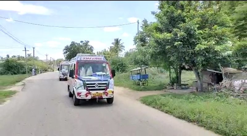 அவசர காலங்களில் தயாராக இருக்க வேண்டிய ஆம்புலன்ஸ்களை எங்கேயும் அனுப்பாமல், ரோஜா தனது தொகுதியில் பல மணி நேரம் நிறுத்தி வைத்திருந்ததாக கூறப்படுத்திகிறது. 