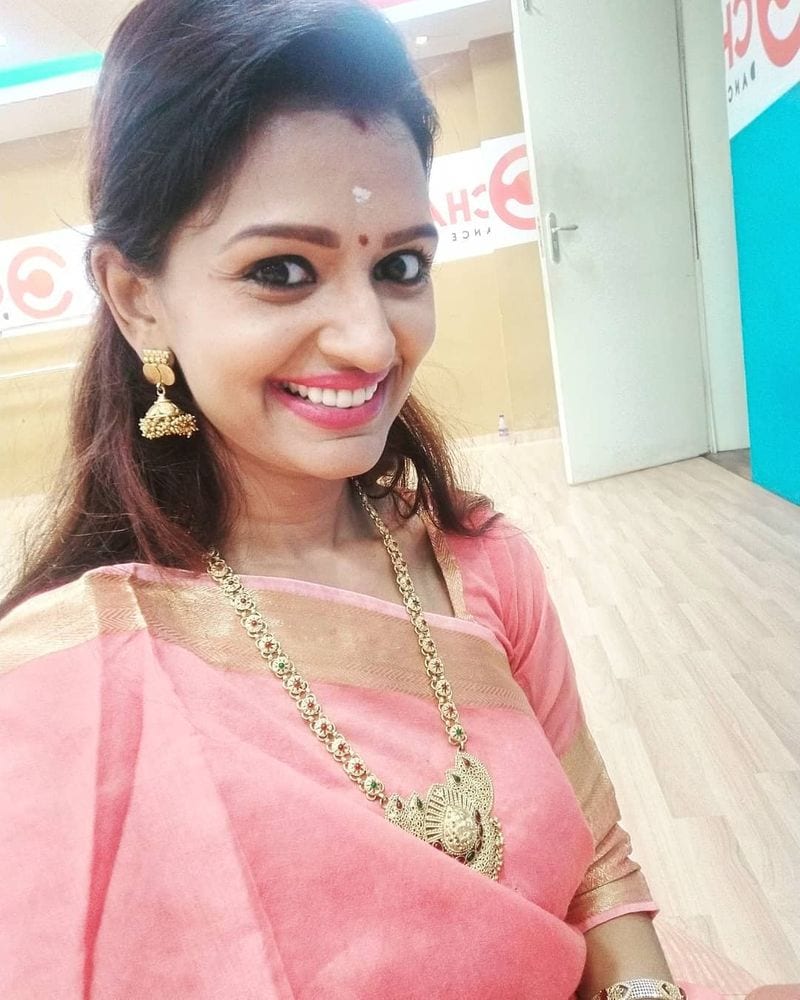புடவை கட்டி செலஃயி எடுக்கும் ஆனந்தி 