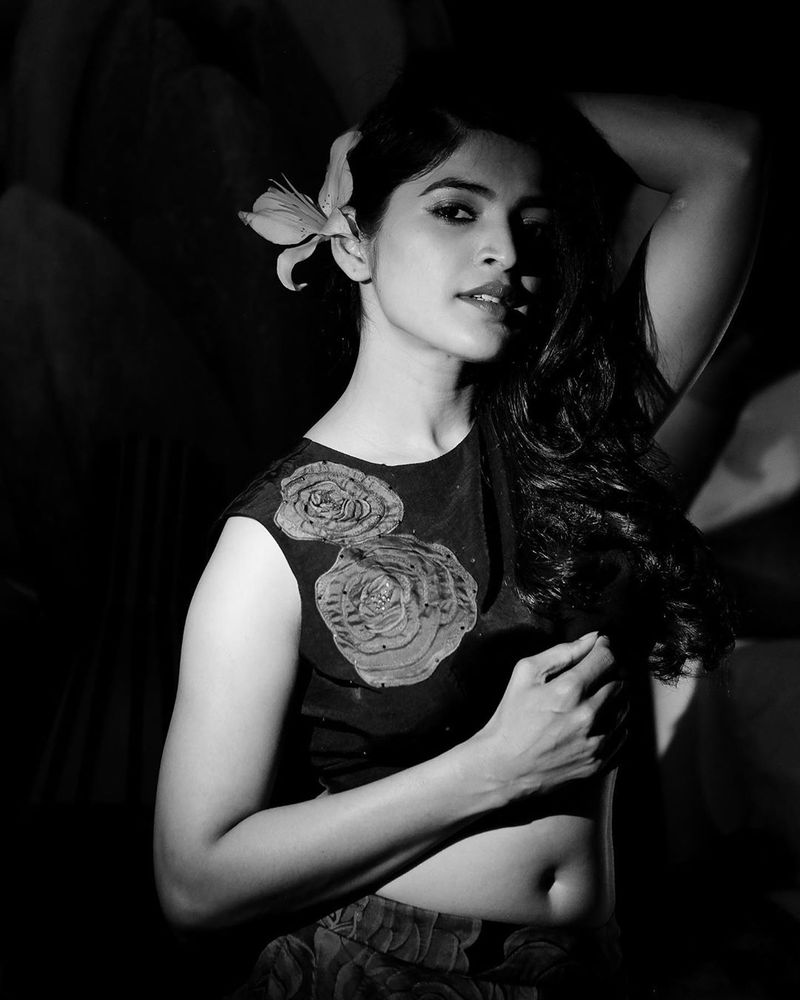 கருப்பு வெள்ளை புகைப்படத்தில் மென்மையா இருக்கும் சஞ்சித 