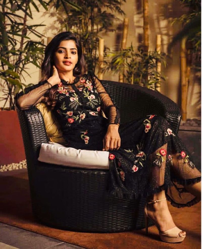 சிவப்பு உடை தான் பொருந்தும் நினைச்சா கருப்பு உடையிலும் நச்னு இருக்கும் சஞ்சித 