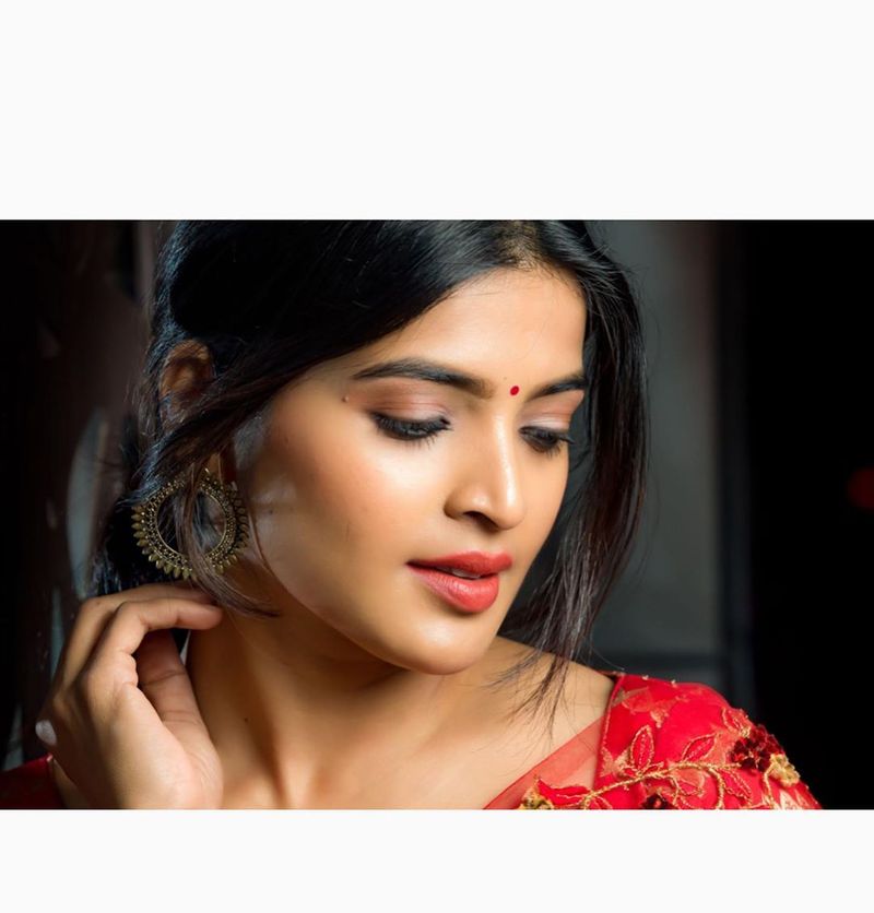 சஞ்சித ஷெட்டியின் ஸ்மார்ட் போஸ் 