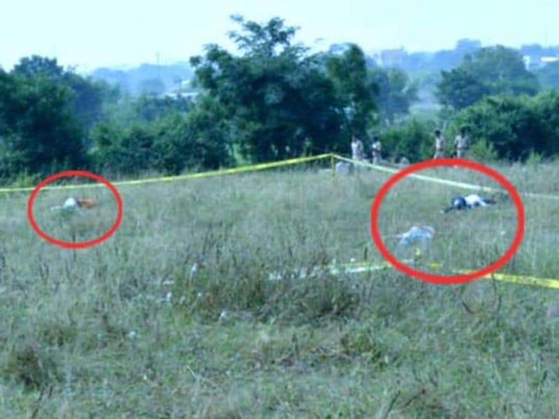 বিকাশকে যে ভউতি এলাকায় মারা হয়েছে, সেখানেই বৃহস্পতিবার তার ডান হাত প্রভাত মিশ্রের এনকাউন্টার করে পুলিশ। এলাকা পুরো ফাঁকা, দূরে আছে শুধু একটা পাঁচিল। এমন জায়গায় বিকাশ পালানোর ঝুঁকি কেন নিতে গেল, তা নিয়েই উঠছে প্রশ্ন।