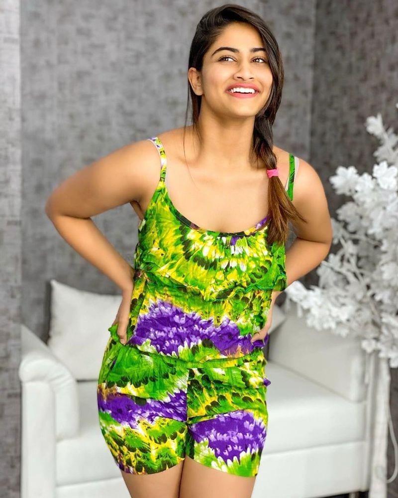 சீரியல் மூலம், ரசிகர்கள் மனதில் அழுத்தமான இடத்தை பிடித்து விட்ட ஷிவானியின் அடுத்த டார்கெட் வெள்ளி திரை தான்.