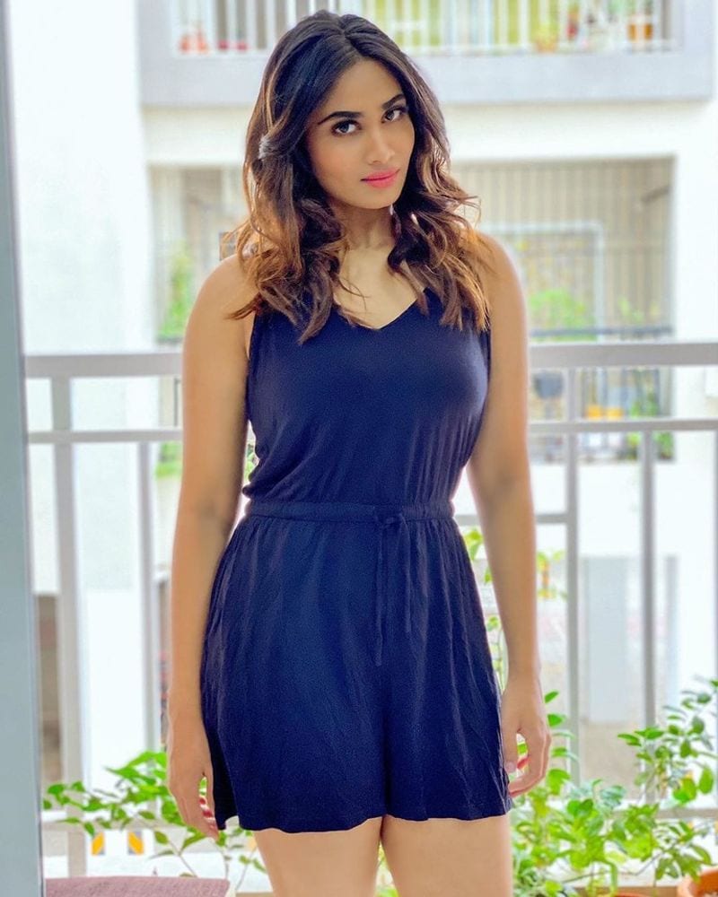 வெள்ளித்திரை பயணத்தை துவங்கும் முன்பே... கவர்ச்சி உடையில் அசால்டாக போஸ் கொடுத்து வருகிறார். ரசிகர்களும் இவருடைய அழகு புகைப்படங்களை ஆராதித்து வருகிறார்கள்.