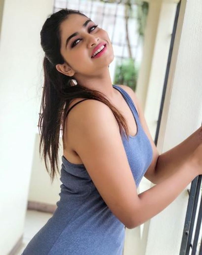 19 வயது டீன் ஏஜ் நடிகையான இவர், மைனராக இருக்கும் போதே... சீரியல்களில் நடிக்க துவங்கிவிட்டார்.
