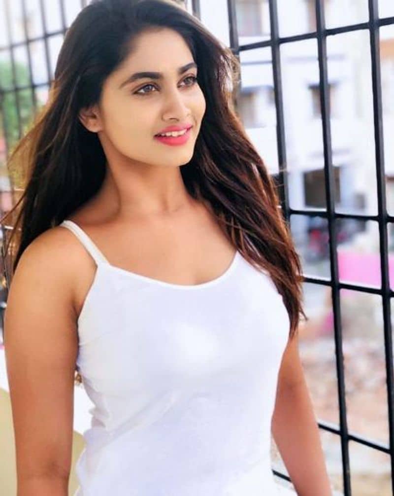 வெள்ளை நிற உடையில்... என்னமா போஸ் கொடுக்குறீங்க ஷிவானி 