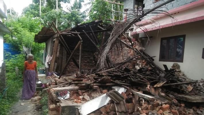 West Bengal Poor mans dilapidated house collapses in rain; administration requested to build new one-dbr West Bengal Poor mans dilapidated house collapses in rain; administration requested to build new one-dbr