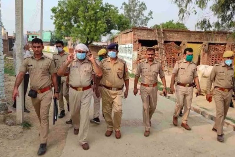 যে কোনও ‘এনকাউন্টারে’র মতোই এ ক্ষেত্রেও আত্মরক্ষার তত্ত্ব দিয়েছে উত্তরপ্রদেশ পুলিশ। উত্তরপ্রদেশ পুলিশের এডিজি জানিয়েছেন, পুলিশ কর্মীর পিস্তল ছিনিয়ে পালানোর চেষ্টার সময় বিকাশ দুবেকে তাঁরা আত্মসমর্পণ করতে বলা হয়। জবাবে গুলি চালায় সে, পাল্টা গুলিতে খতম হয় কুখ্যাত গ্যাংস্টার। কিন্তু অনেকেই এই তত্ত্ব মানতে রাজি নন।