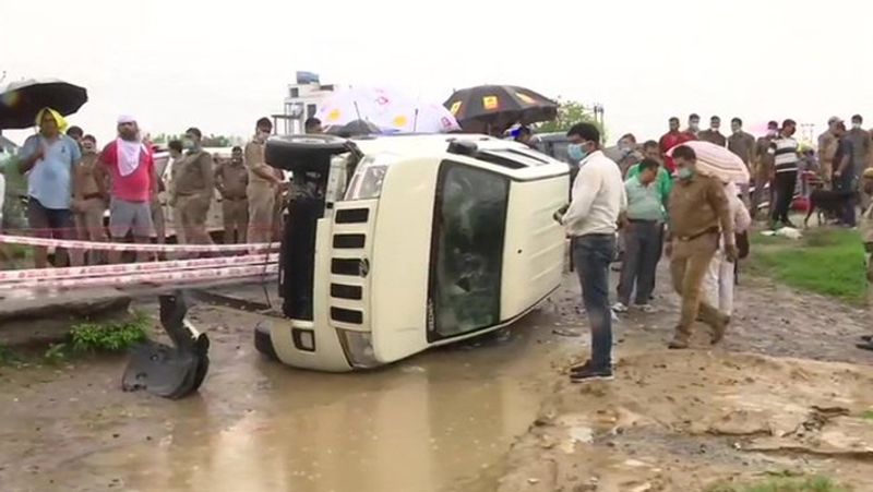 রাস্তার ধারে ‘মোলায়েম ভাবে’ উল্টে যাওয়া ওই সাদা গাড়িটির একটি মাত্র জানলার কাচ ভেঙেছে। বৃষ্টিতে নিয়ন্ত্রণ হারিয়ে দুর্ঘটনার ক্ষেত্রে যা অস্বাভাবিক বলে মনে করছেন প্রাক্তন পুলিশ আধিকারিকদের অনেকেই। দুর্ঘটনাস্থলের আশপাশে কোনও ‘রোড ব্লকার’ও নজরে আসেনি।