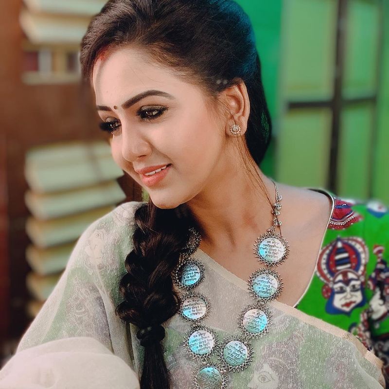 அதன் மூலம் தெலுங்கு, தமிழில் சில கதாபாத்திரங்களில் நடித்து வந்த பவானி ரெட்டிக்கு சின்னத்திரை வாய்ப்பு தேடி வந்தது. 