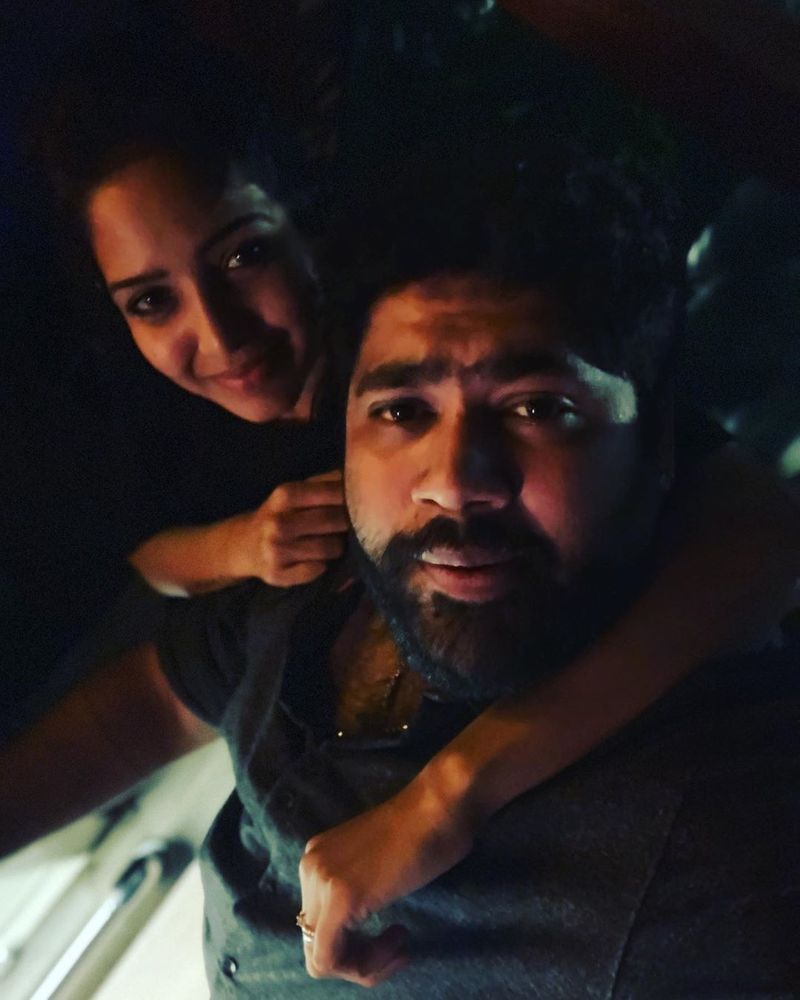 Biggboss tamil 5 contestent Pavani Reddy divorces second husband