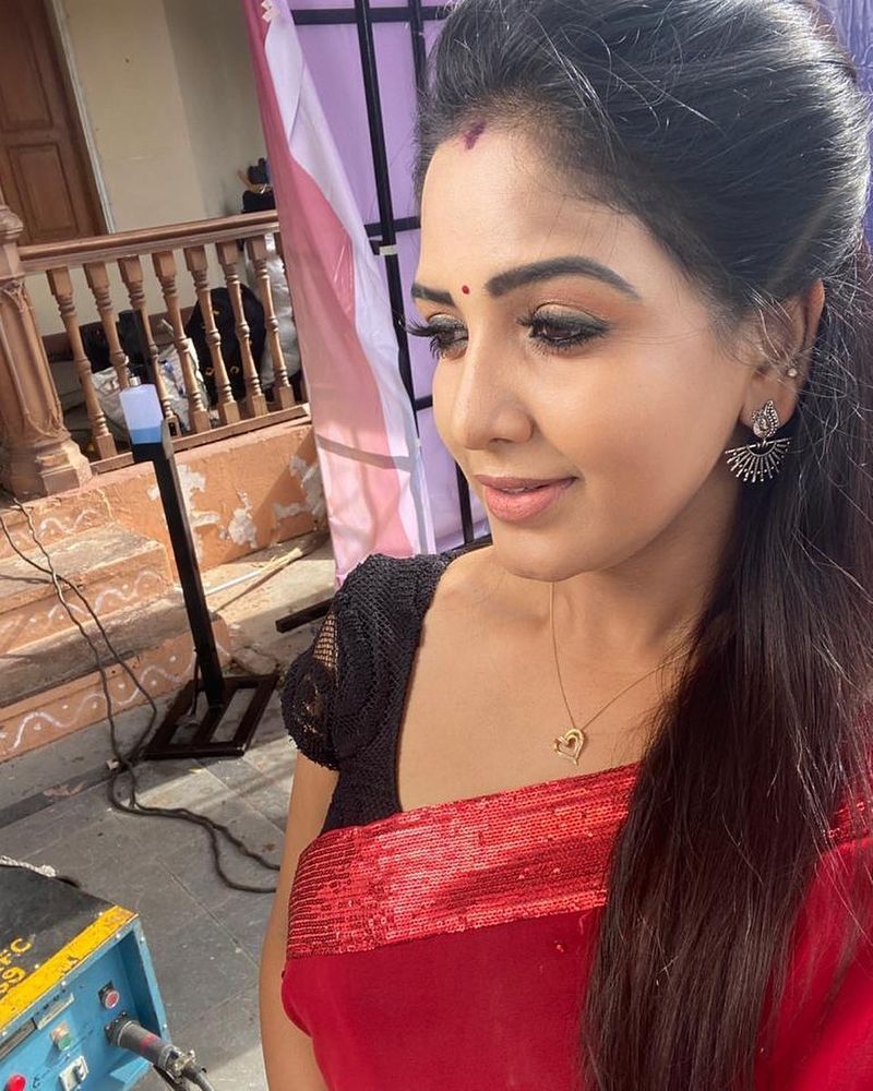 இந்நிலையில் நடிகை பவானி ரெட்டியின் கவர்ச்சியான சில புகைப்படங்கள் வெளியாகி ரசிகர்களை அதிர்ச்சியடைய வைத்துள்ளது.