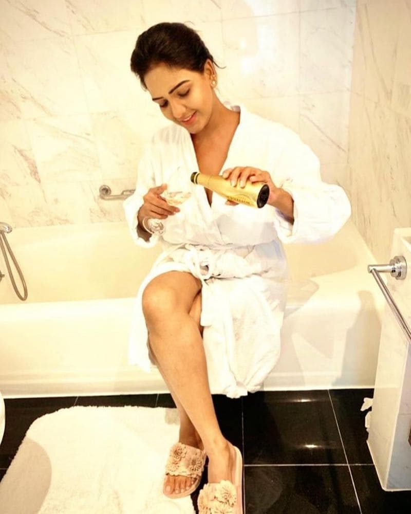 பாத்ரூமில் குளியல் உடையில் அமர்ந்திருக்கும் பவானி ரெட்டி கையில் கிளாஸுடன் அமர்ந்திருக்கும் போட்டோ சோசியல் மீடியாவில் வைரலாகி வருகிறது. 