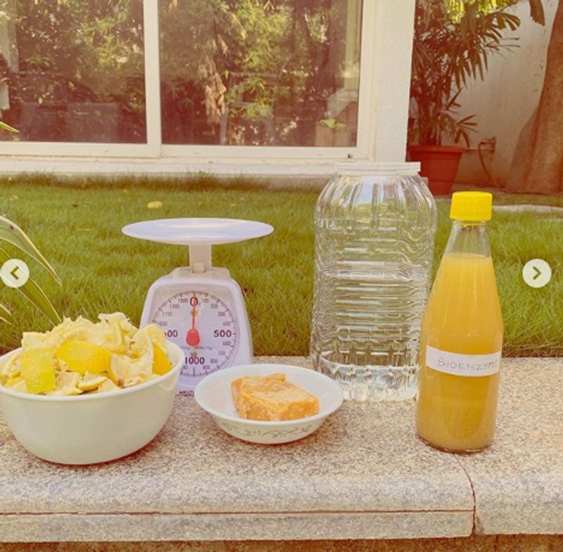 Now the actress has posted a video showing how one can create one’s own cleaning liquid with pure organic base materials