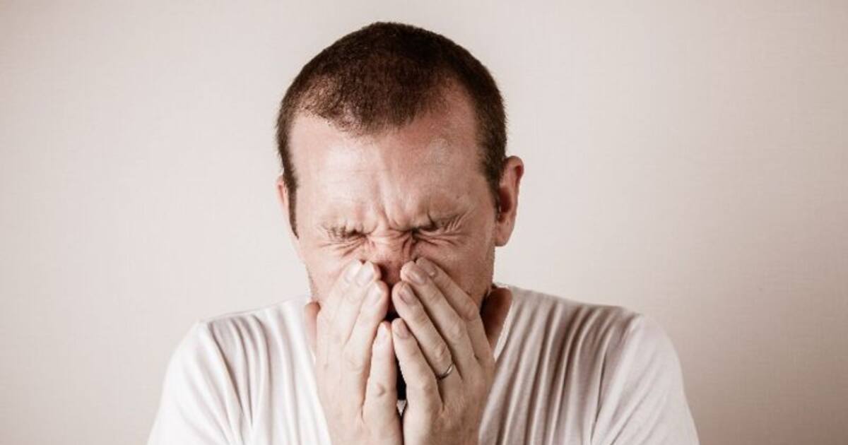 தும்மலை அடக்க முயன்ற நபர்.. பின்னர் நடந்த அதிர்ச்சி சம்பவம்..