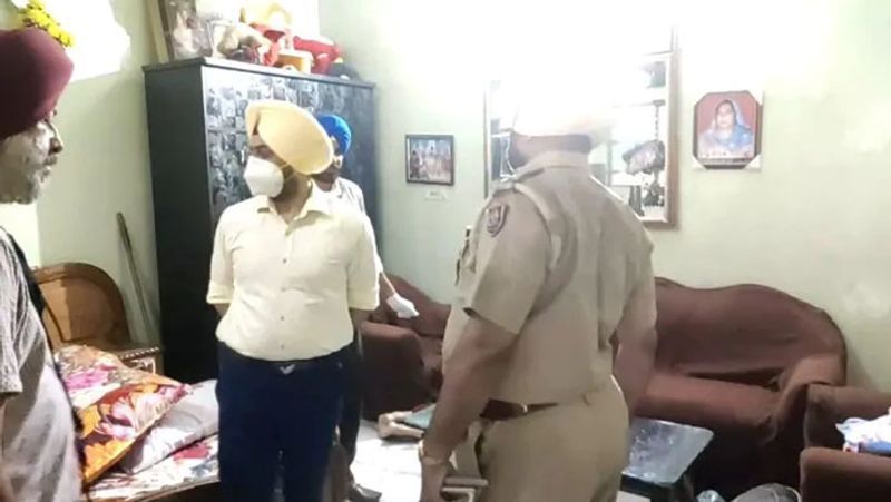पुलिस ने जब गुरजंट को पकड़ा, वो नशे की हालत में घूम रहा था। जांच में यह बात भी सामने आई कि परिवार में बंटवारे को लेकर भी झगड़ होता रहता था। गुरजंट ने बताया कि रात करीब 11.30 बजे परिवार में झगड़ा हुआ था। जब नौबत मारपीट की आई, तो पिता ने ड्राइवर गुरसाहिब को फोन करके बुला लिया था। दलजीत ड्राइवर को पसंद नहीं करता था। उसे देखकर वो आग बबूला हो गया और 4 लाशें बिछा दीं। आगे पढ़िए इसी घटना के बारे में..