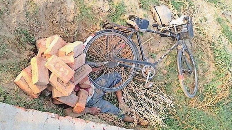 यह तस्वीर बठिंडा में शुक्रवार को सामने आई। पुहला कालोनी, आदर्श नगर में रहने वाले जोनी राम की किसी ने बेरहमी से हत्या कर दी। लाश एनएफएल टाउनशिप में मिली। लाश को आधा ईंटों से ढंक दिया गया था। संभवत: उसे पर ईंटें मारी गई थीं। समीप ही मृतक की साइकिल पड़ी थी। अभी इस मामले का खुलासा नहीं हो सका है। आगे पढ़िये..बहुओं की ड्राइवर से दोस्ती ने मिटवा दी पूरी फैमिली...