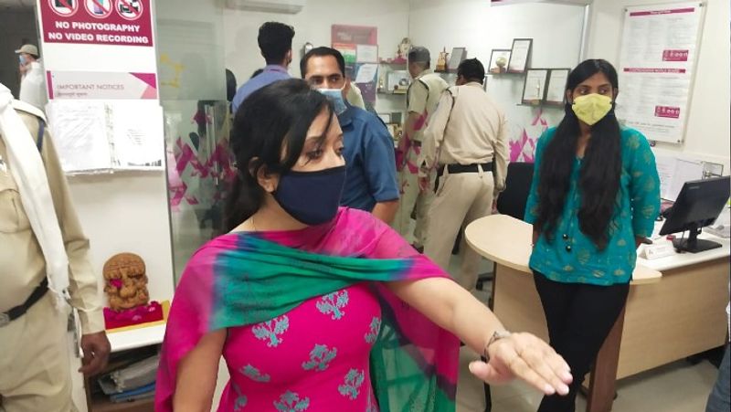 madhya pradesh new four masked men looted the cash counter of axis bank within a one minute in indore kpr