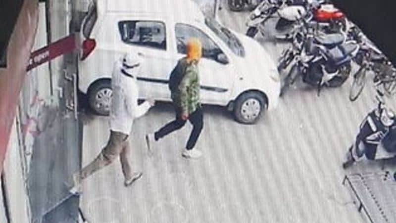 madhya pradesh new four masked men looted the cash counter of axis bank within a one minute in indore kpr