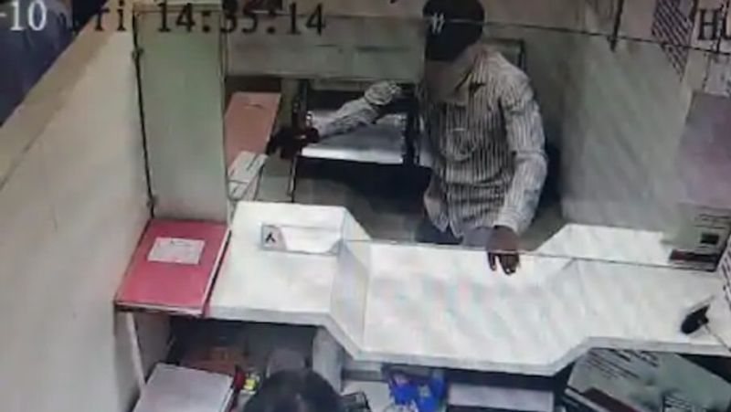 madhya pradesh new four masked men looted the cash counter of axis bank within a one minute in indore kpr