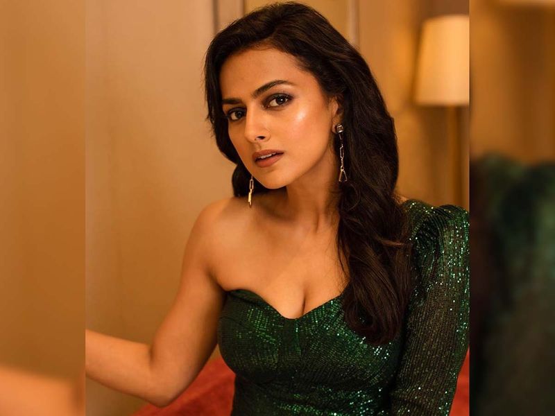 Sandalwood actress Shraddha Srinath distributes food kit to cinema workers in Bangalore