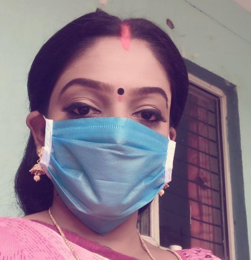 ప్రేమీ కూడా తన సీరియల్ అప్డేట్స్తో పాటు పర్సనల్ విషయాలు ట్రిప్స్కు సంబంధించిన డీటెయిల్స్ను ఎప్పటికప్పుడు యూట్యూబ్ ద్వారా అభిమానులతో పంచుకుంటుంది. ఈ నేపథ్యంలో తాజాగా ఓ ఆసక్తికర వీడియోను షేర్ చేసింది వంటలక్క. తాను కార్తీకదీపం టీంకు బైబై చెపుతున్నాడు. కేరళకు వెళుతున్నట్టుగా వీడియో పోస్ట్ చేసింది.