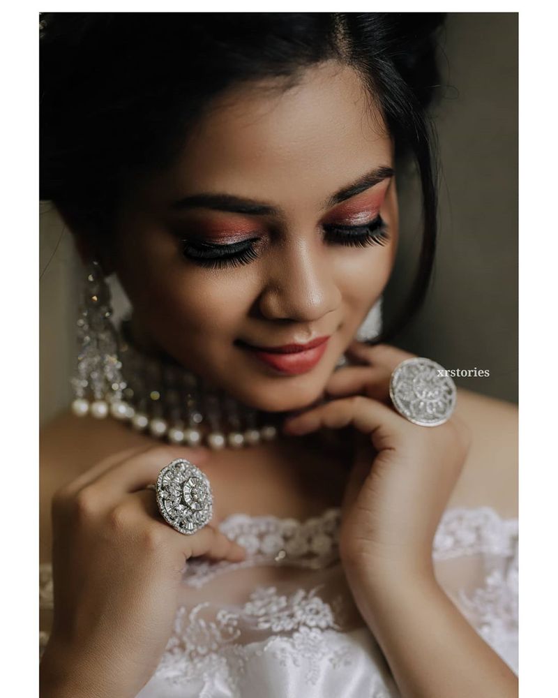 ఈమె టీవీలో కనపడితే చాలు.. ఇంత అందమైన యాంకర్ న్యూస్ చదివితే చూడకుండా ఎలా ఉంటామంటూ సమాధానం చెబుతున్నారు.