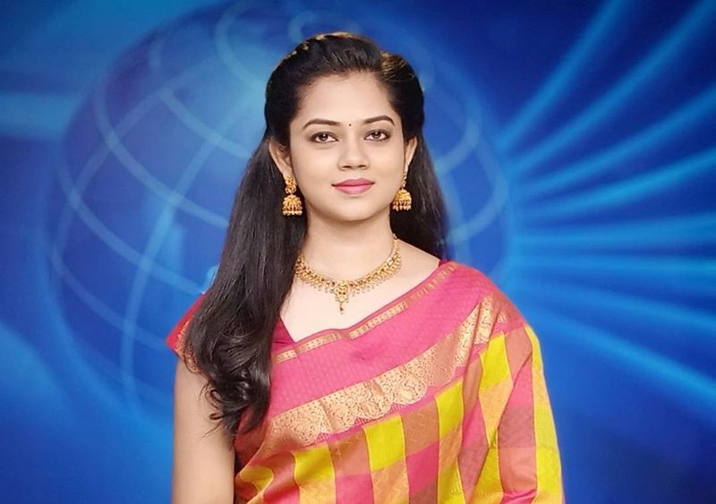 టెలివిజన్ న్యూస్ రీడర్ గా చేస్తూ... ఇంటర్నెట్ సెన్సేషన్ గా మారిపోయింది.