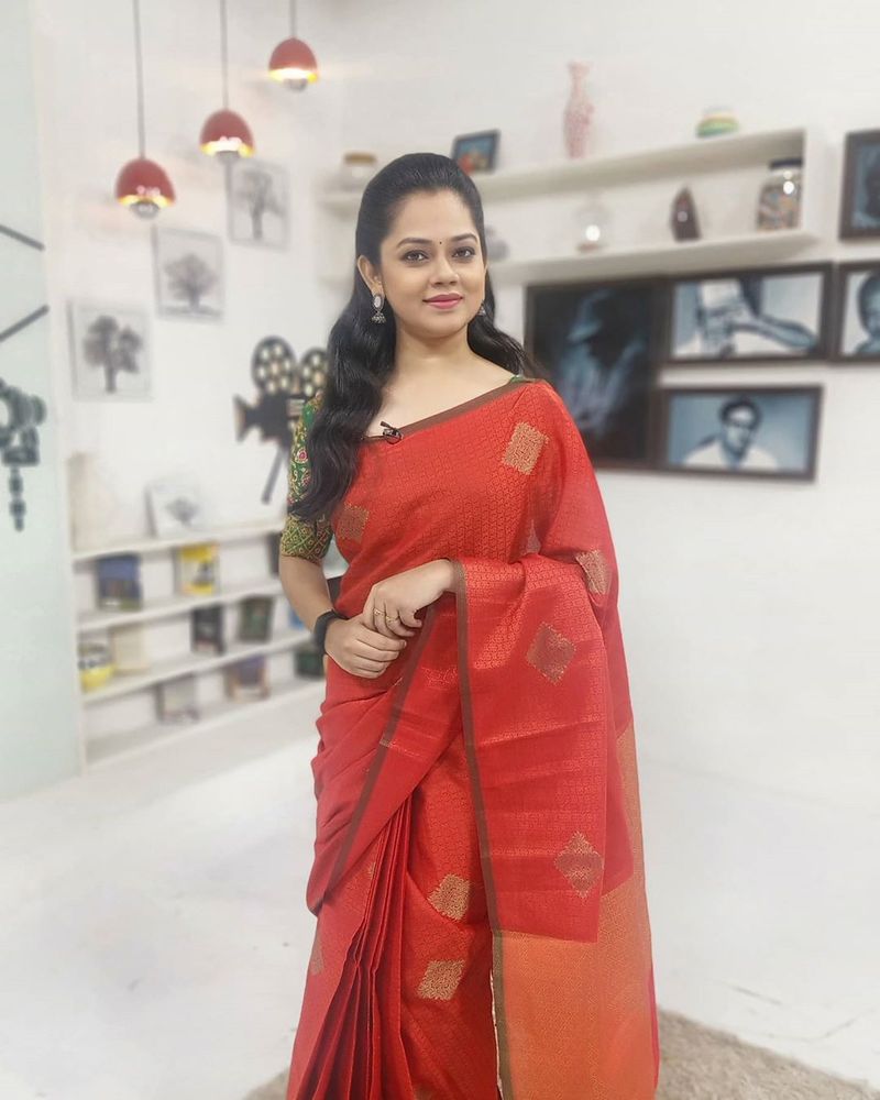 కేవలం న్యూస్ రీడర్ గా మాత్రమే కాకుండా.. ఆమె వనక్క తమిళా, వానిలాయి అరికాయి న్యూస్ వంటి కార్యక్రమాలకు హోస్ట్ గా వ్యవహరిస్తోంది.