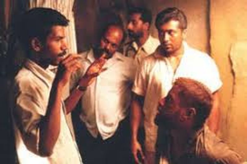 பிதாமகன் படத்தின் படப்பிடிப்பில் விக்ரமுக்கு காட்சி பற்றி விவரிக்கும் பாலா 